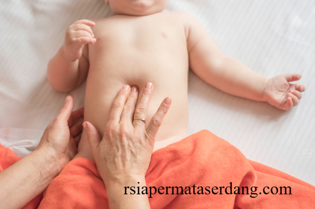 Cara Mengatasi Bayi Rewel karena Kolik atau Perut Kembung