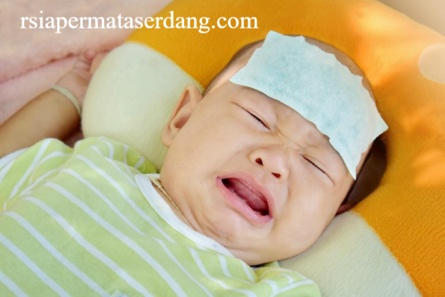 Cara Menangani Bayi Demam di Rumah Sebelum ke Dokter